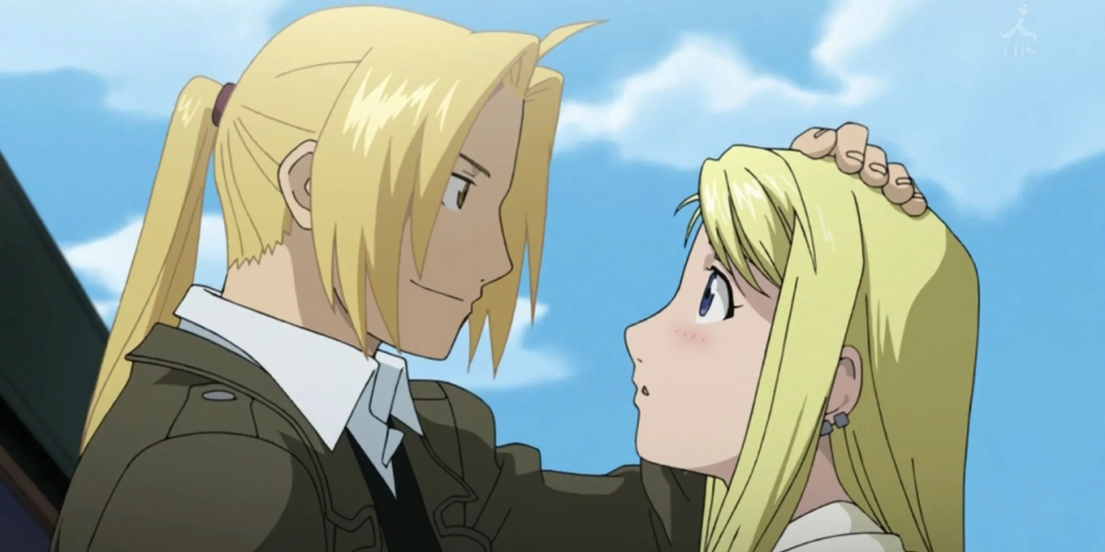 Edward và Alphonse Elric ôm nhau đoàn tụ ở cuối Fullmetal Alchemist Brotherhood