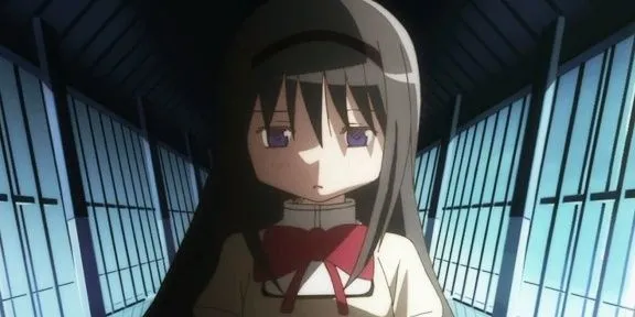 Homura Akemi trong Puella Magi Madoka Magica đưa ra lựa chọn gây tranh cãi vì tình yêu và sự kiểm soát