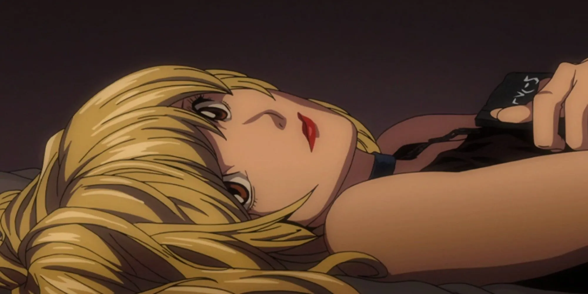 Misa Amane trong Death Note nhìn nghiêng, thể hiện sự xảo quyệt