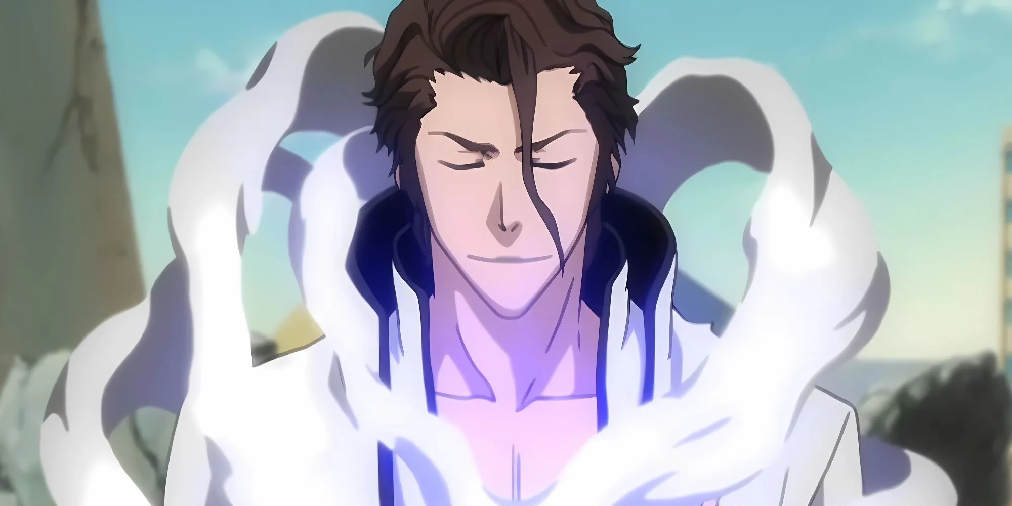 Sosuke Aizen với nụ cười nham hiểm, biểu tượng của kế hoạch lừa đảo và thâu tóm quyền lực trong Bleach.