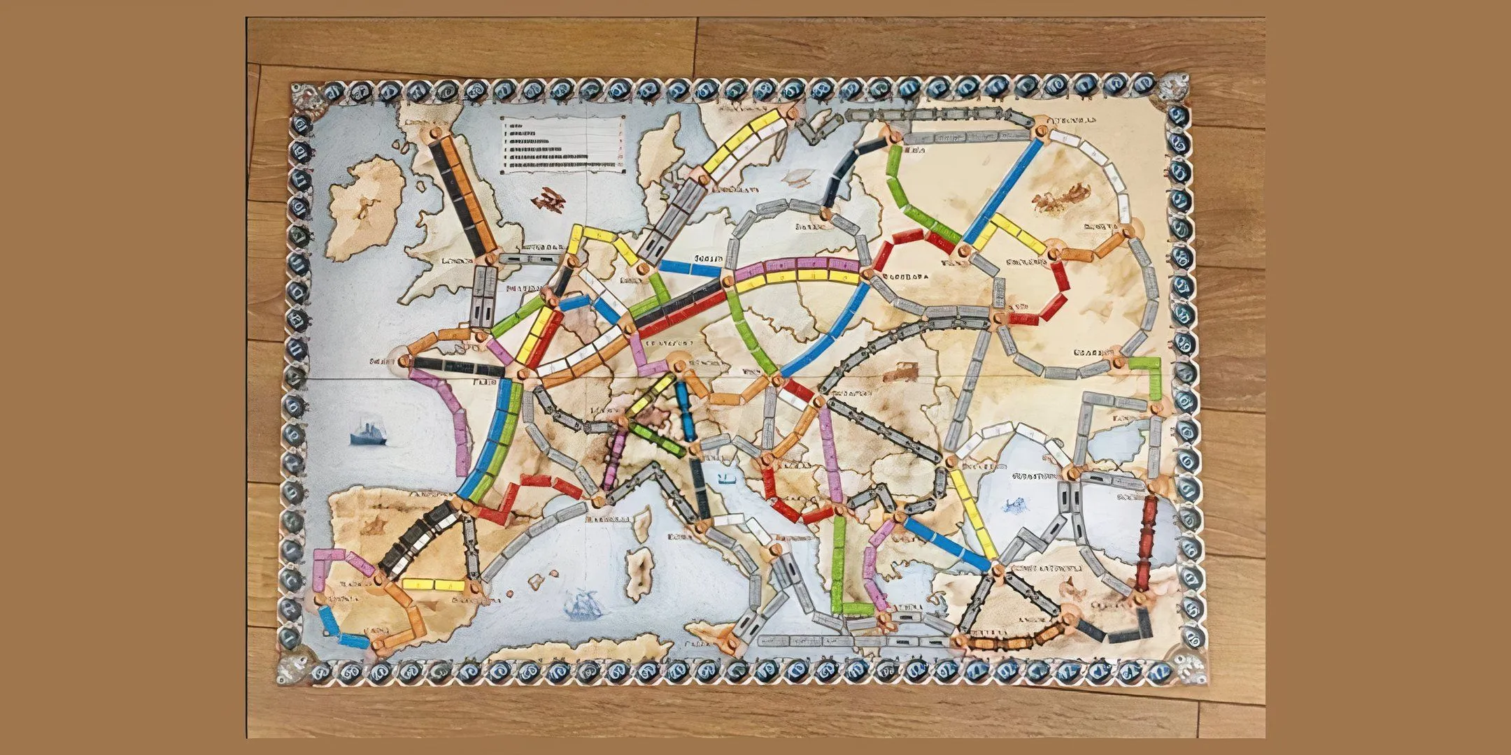 Bàn chơi board game Ticket to Ride với các tuyến đường sắt đã được đặt, thẻ tàu và bản đồ Bắc Mỹ