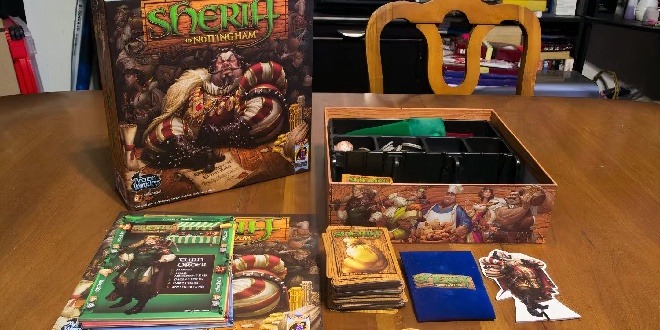 Bàn chơi Sheriff of Nottingham với các thẻ bài hàng hóa, túi đựng và quân cờ, mô tả cảnh giao thương lén lút và kiểm tra hải quan đầy kịch tính.