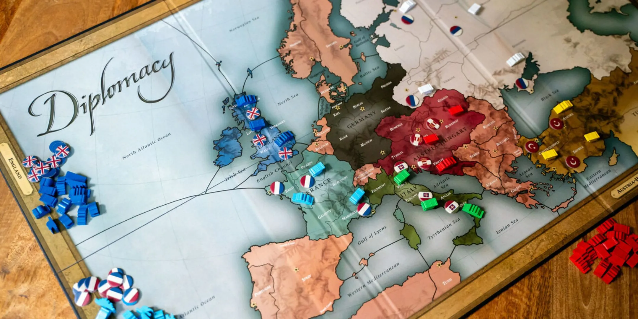 Bàn cờ Diplomacy, bản đồ châu Âu cổ điển với các đơn vị quân sự, thể hiện game ngoại giao và phản bội