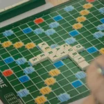 Bàn cờ Scrabble với các quân chữ cái được xếp trên bảng, biểu tượng của sự tập trung và tư duy ngôn ngữ trong board game.