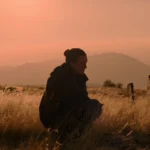 Bella Ramsey trong vai Ellie trong The Last of Us Season 2, ánh mắt đầy suy tư