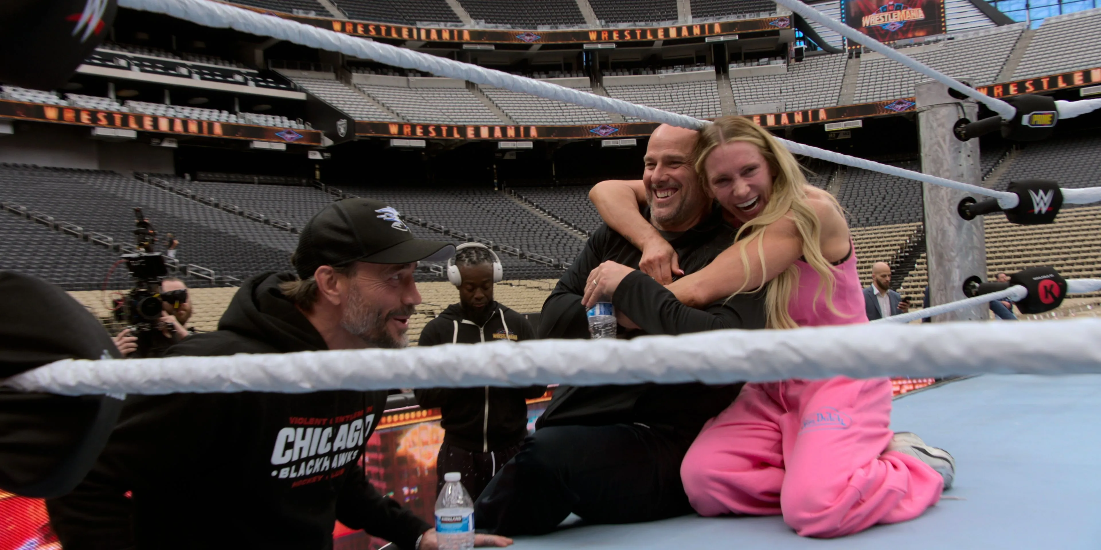 Bộ ba CM Punk, Adam Pearce và Charlotte Flair trong khoảnh khắc hậu trường chân thực của WWE Unreal