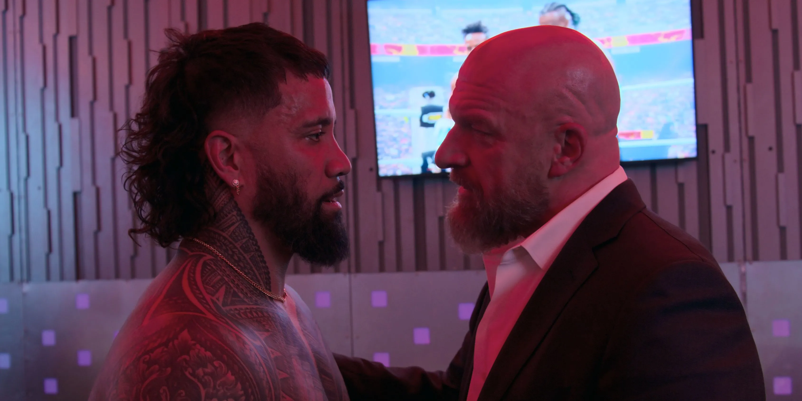 Bộ đôi quyền lực Triple H và Jey Uso thảo luận chiến lược trong hậu trường series WWE Unreal