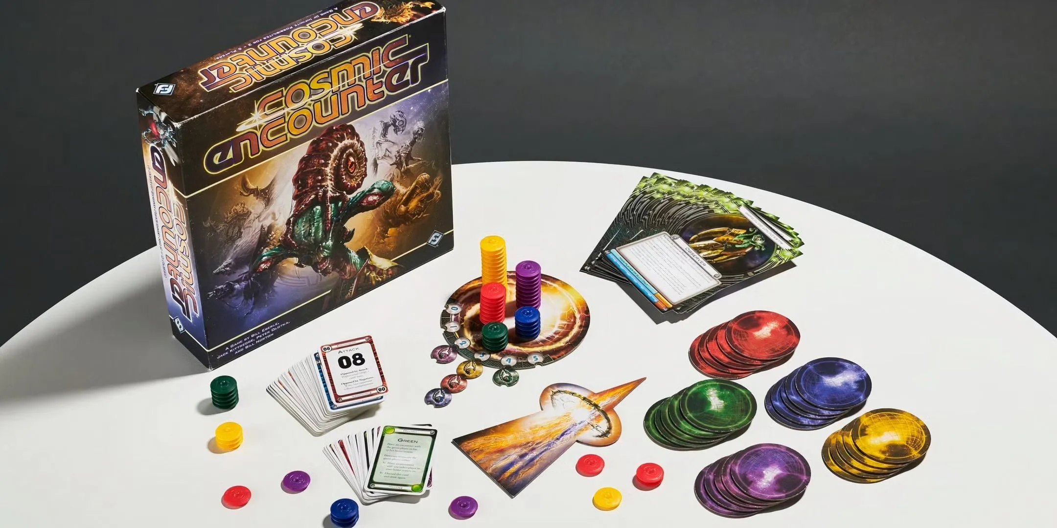 Bộ sản phẩm game Cosmic Encounter bao gồm hộp, bàn cờ và các quân cờ đầy màu sắc, tượng trưng cho sự phức tạp của luật chơi.