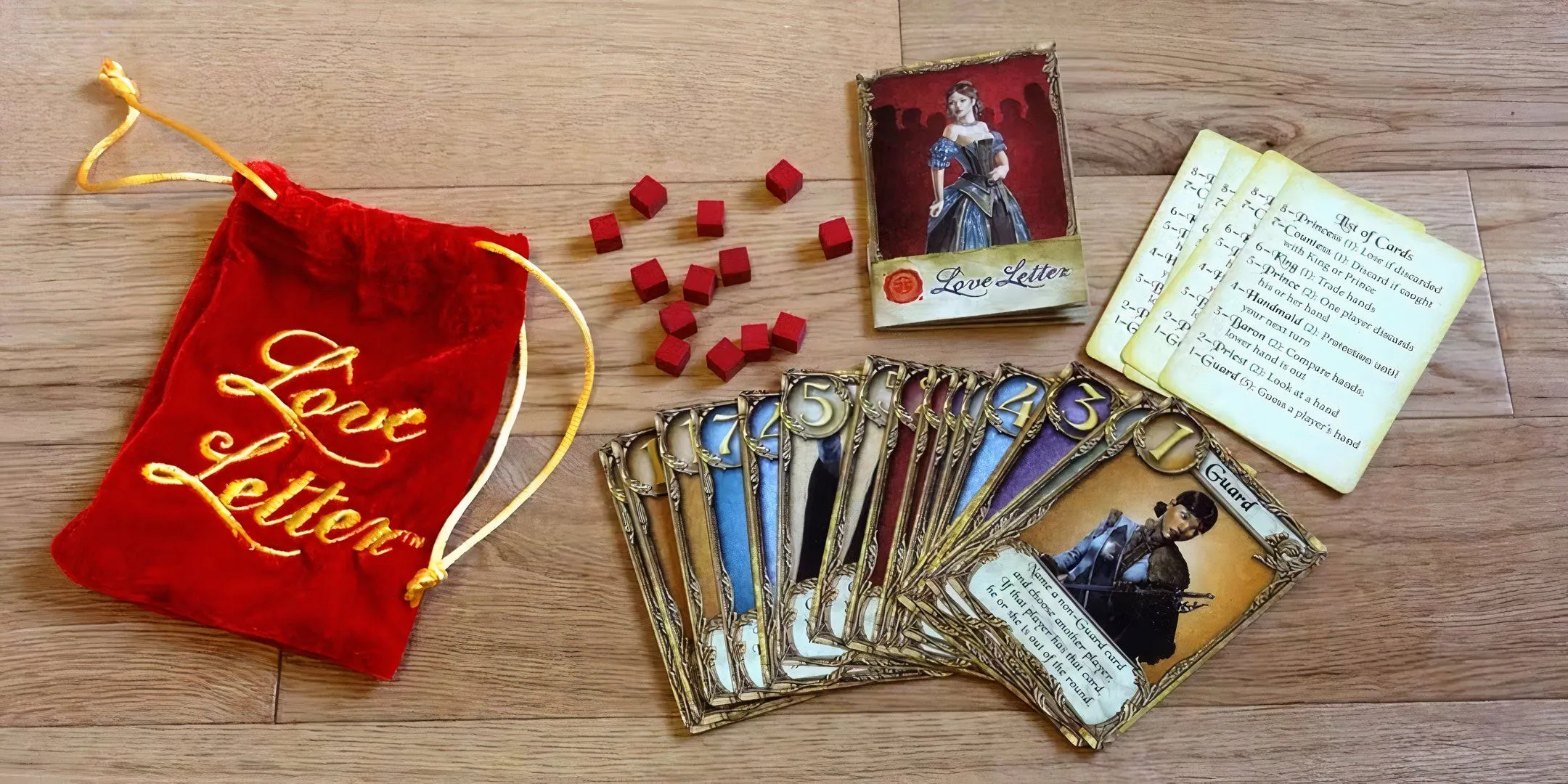 Các thành phần của board game Love Letter trải rộng, gồm thẻ bài nhân vật và điểm số, minh họa sự gọn gàng và chiến lược ẩn.