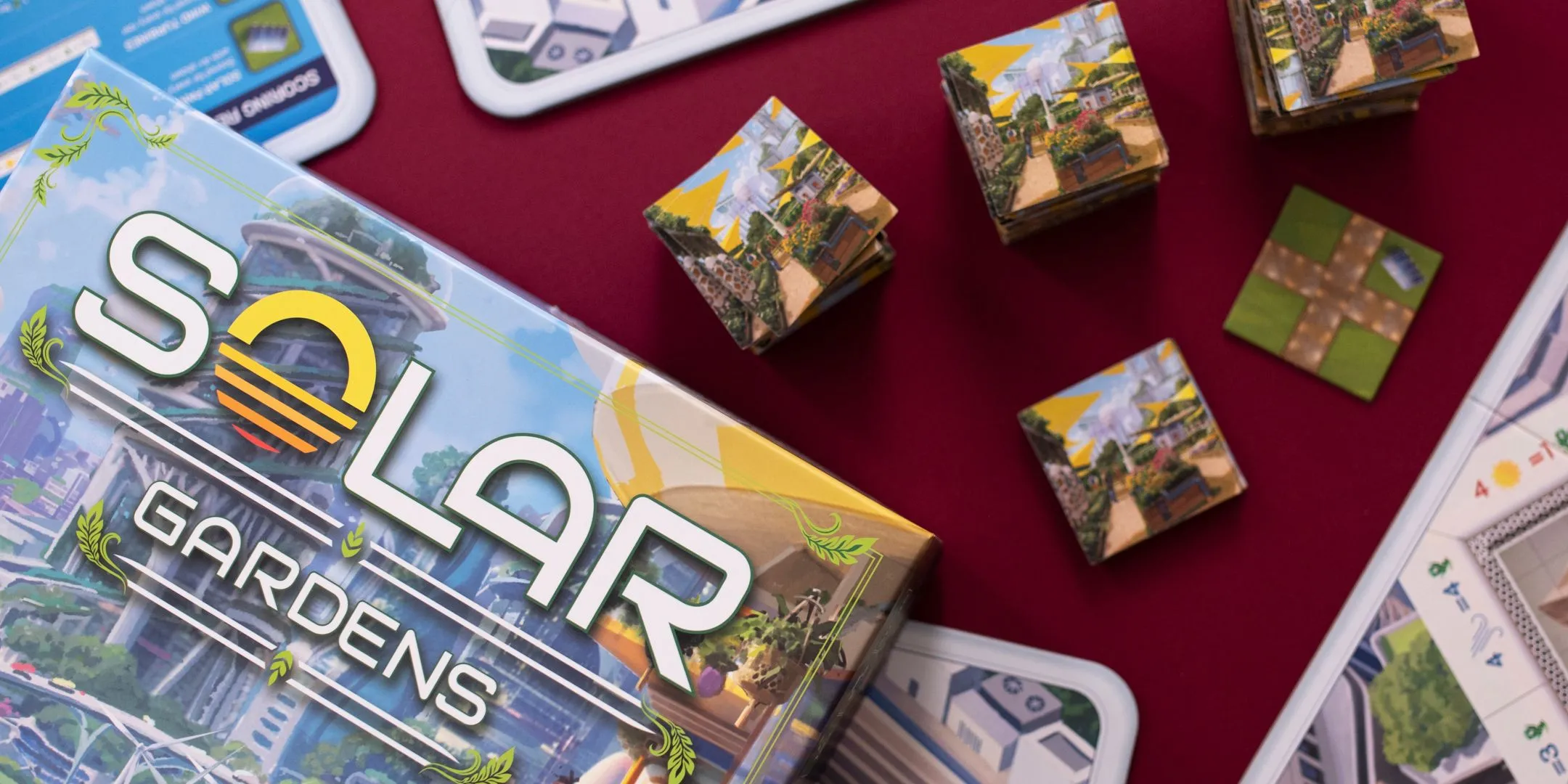 Cận cảnh hộp đựng và các ô gạch chưa lật của board game Solar Gardens