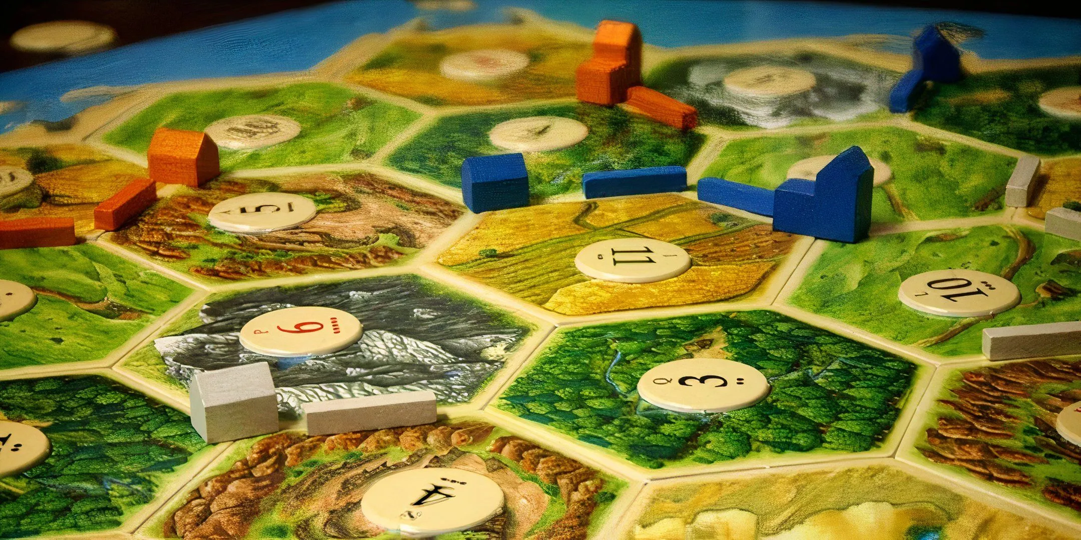 Góc nhìn cận cảnh bàn cờ Settlers of Catan với các vùng đất lục giác đa dạng và tài nguyên, thể hiện cơ chế xây dựng và trao đổi phức tạp.