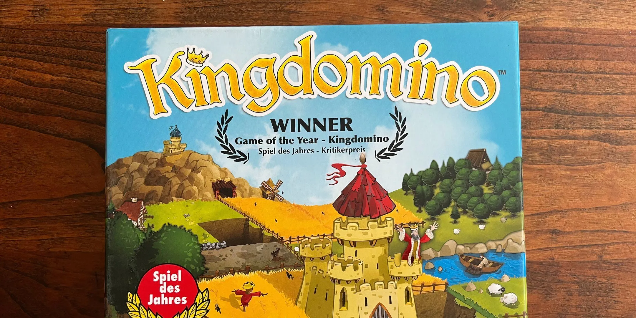 Hộp board game King Domino với hình ảnh vương quốc đang được xây dựng từ các miếng ghép domino