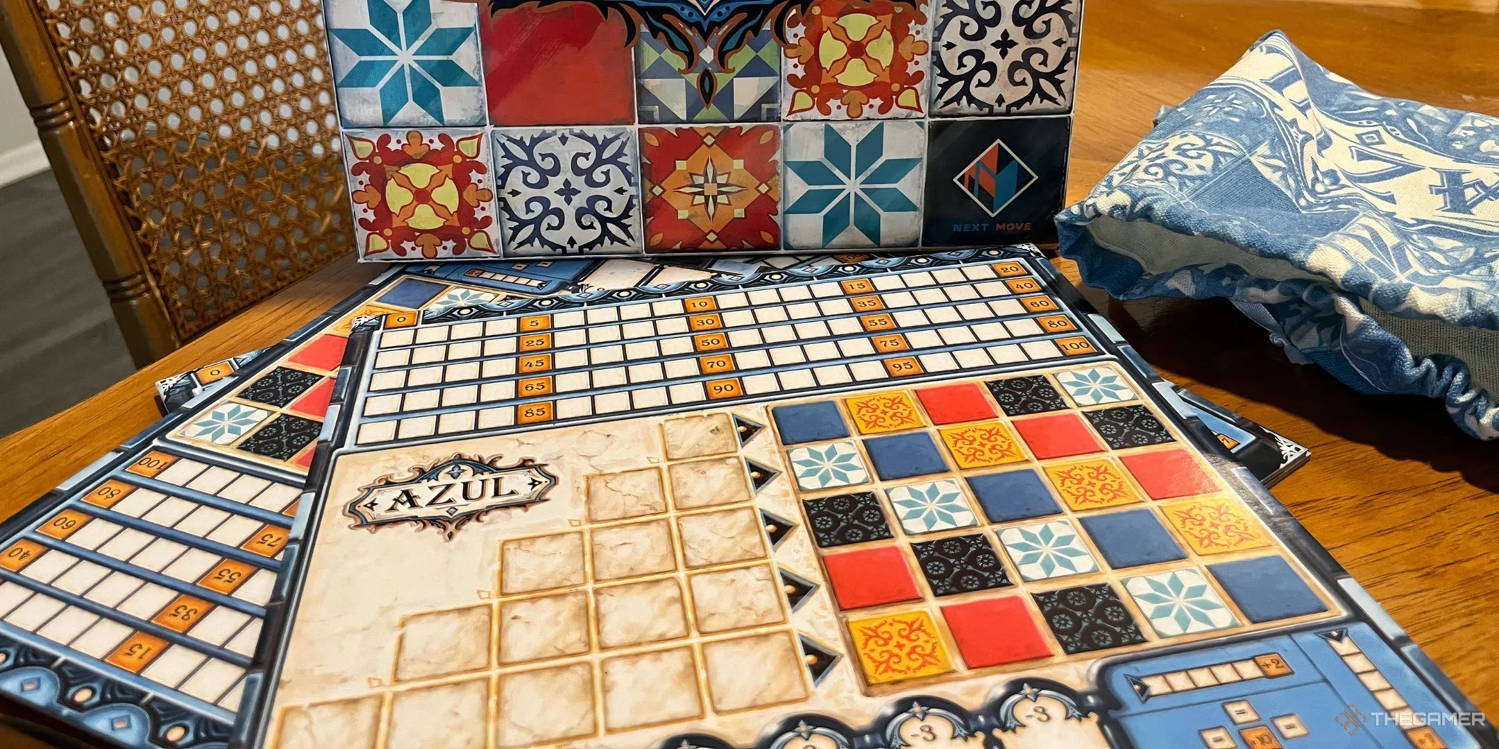Hộp và bảng chơi game Azul với các viên gạch mosaic đầy màu sắc, nhấn mạnh yếu tố thẩm mỹ và thu thập gạch.