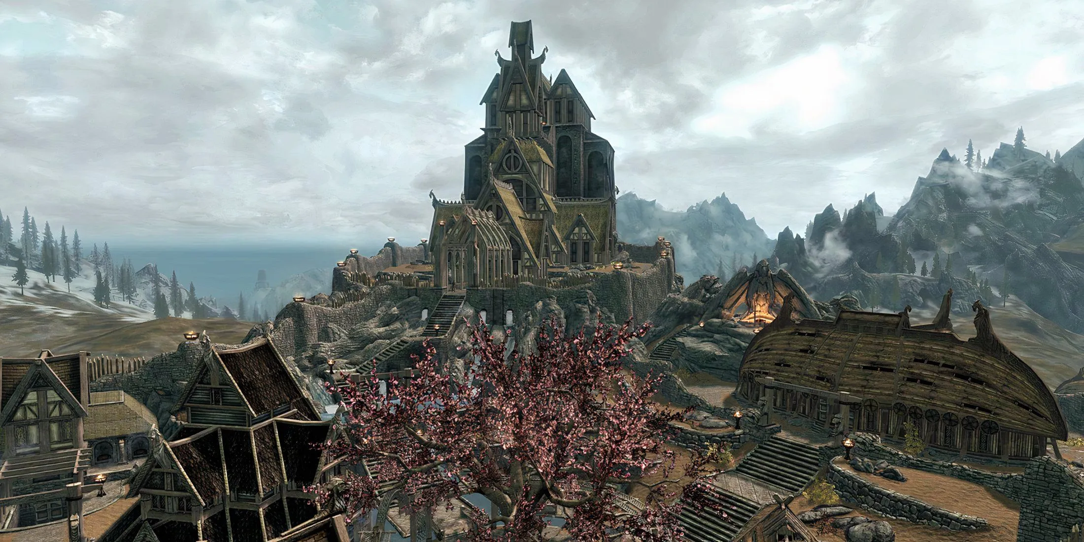 Người chơi nhìn ra khu vực Cloud District của thành phố Whiterun trong Skyrim, biểu tượng của sự khởi đầu hành trình.