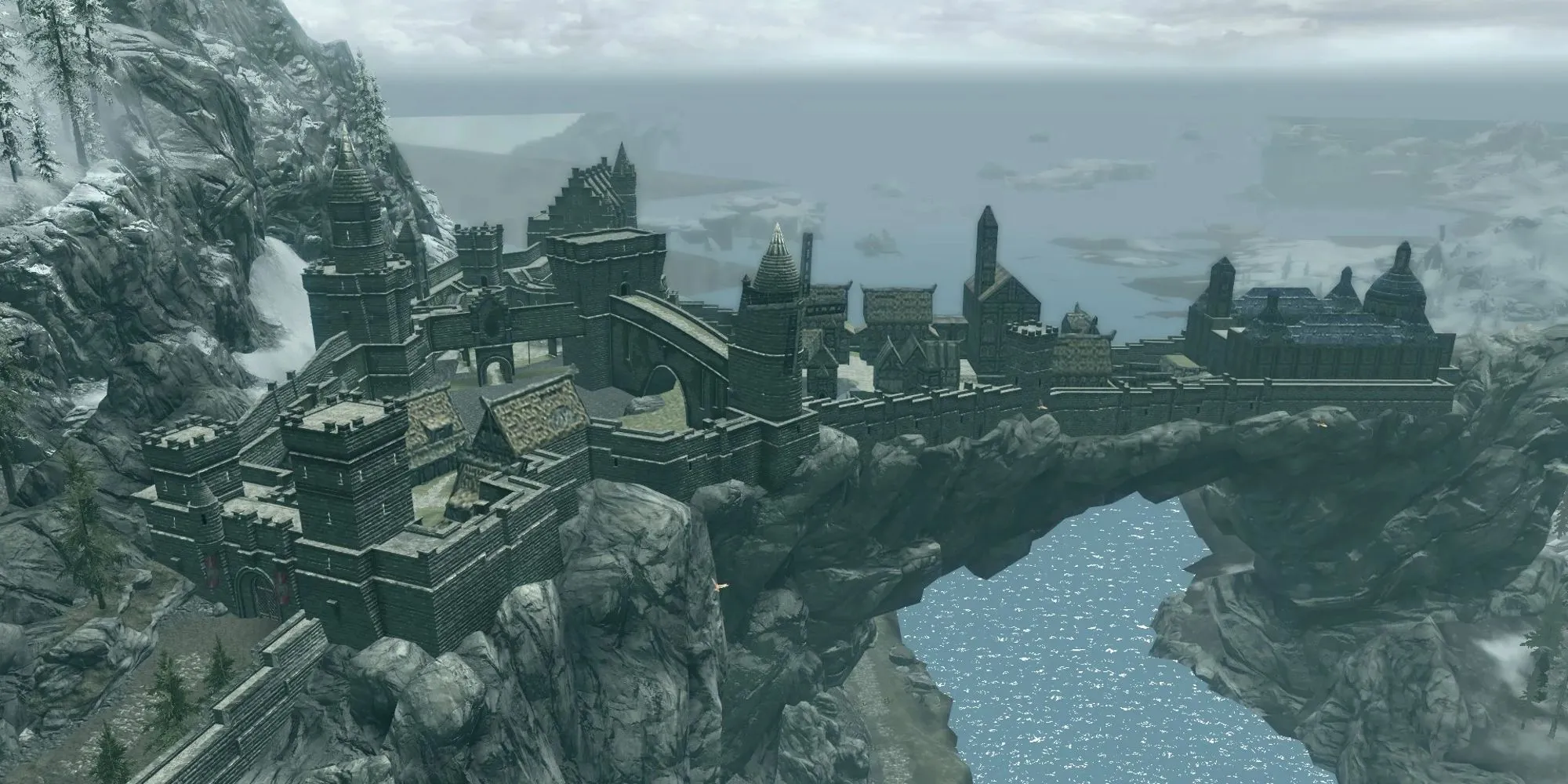 Người chơi nhìn xuống Solitude từ trên cao trong Skyrim, thành phố thủ đô được đặt trên một vách đá kịch tính.
