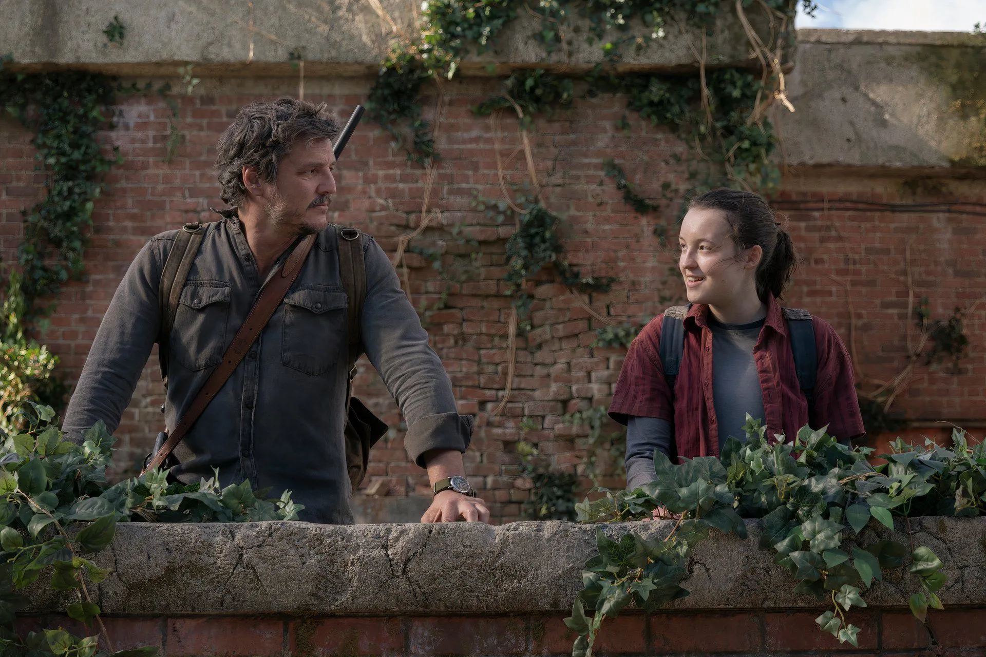 Pedro Pascal và Bella Ramsey trong series The Last of Us mùa 1.