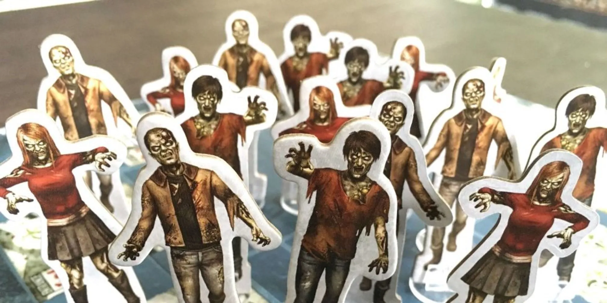 Token và thẻ bài của game Dead of Winter, tái hiện không khí sinh tồn zombie