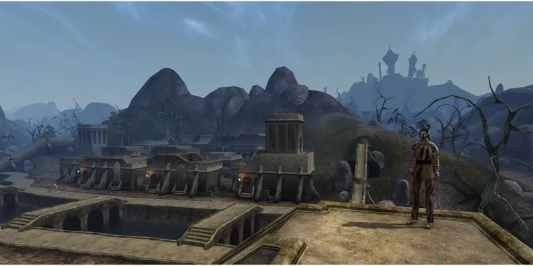 Yêu tinh đen ngồi trên mái nhà ở Balmora thuộc Morrowind, một thành phố dung hòa được sự xa lạ và quen thuộc.