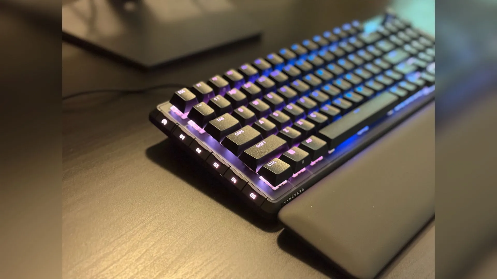 Góc khác thể hiện layout và khe đặt G Keys