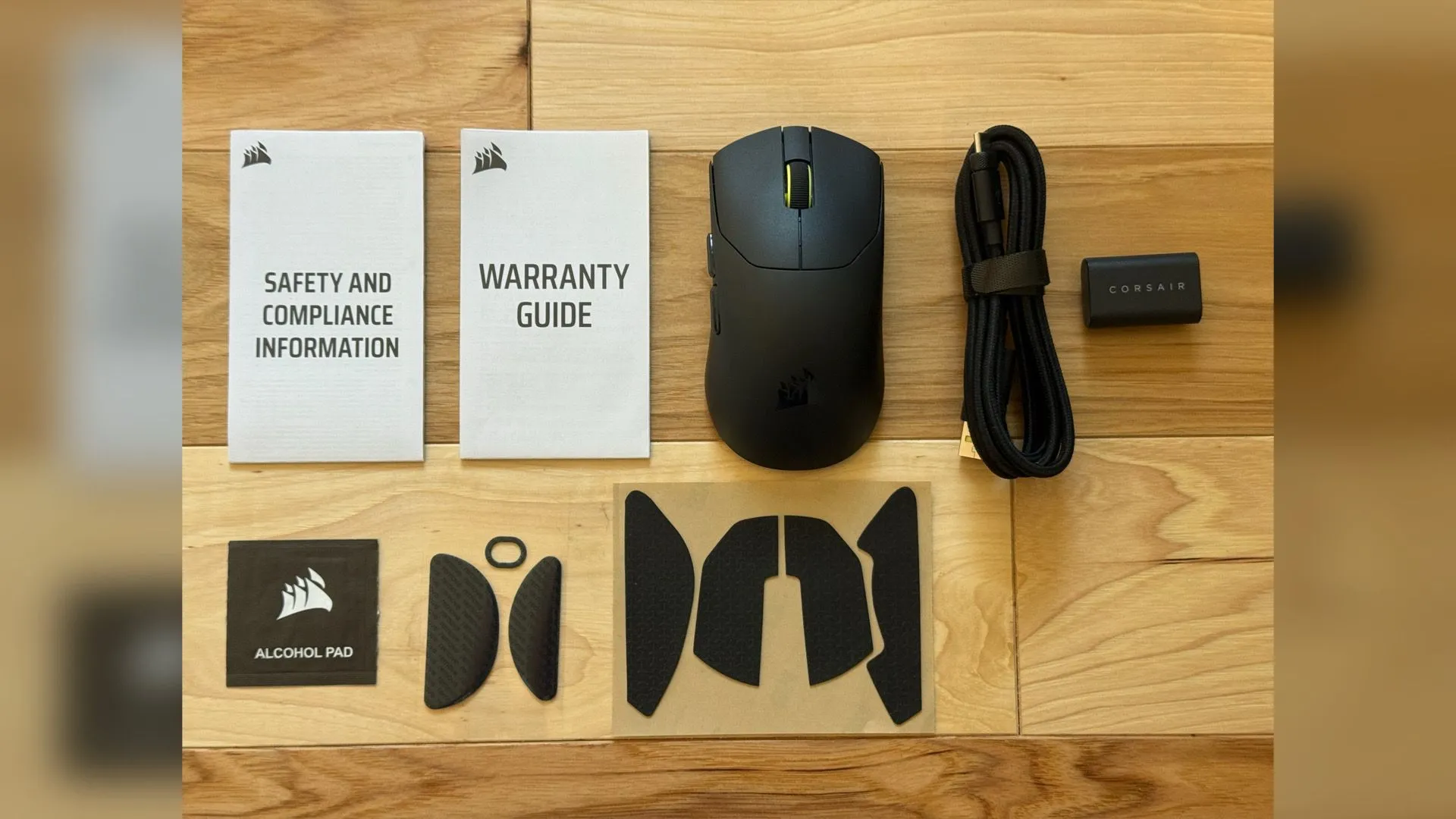 Góc nghiêng Corsair Sabre V2 Pro, nhấn mạnh thiết kế nhỏ gọn và các nút phụ bên hông