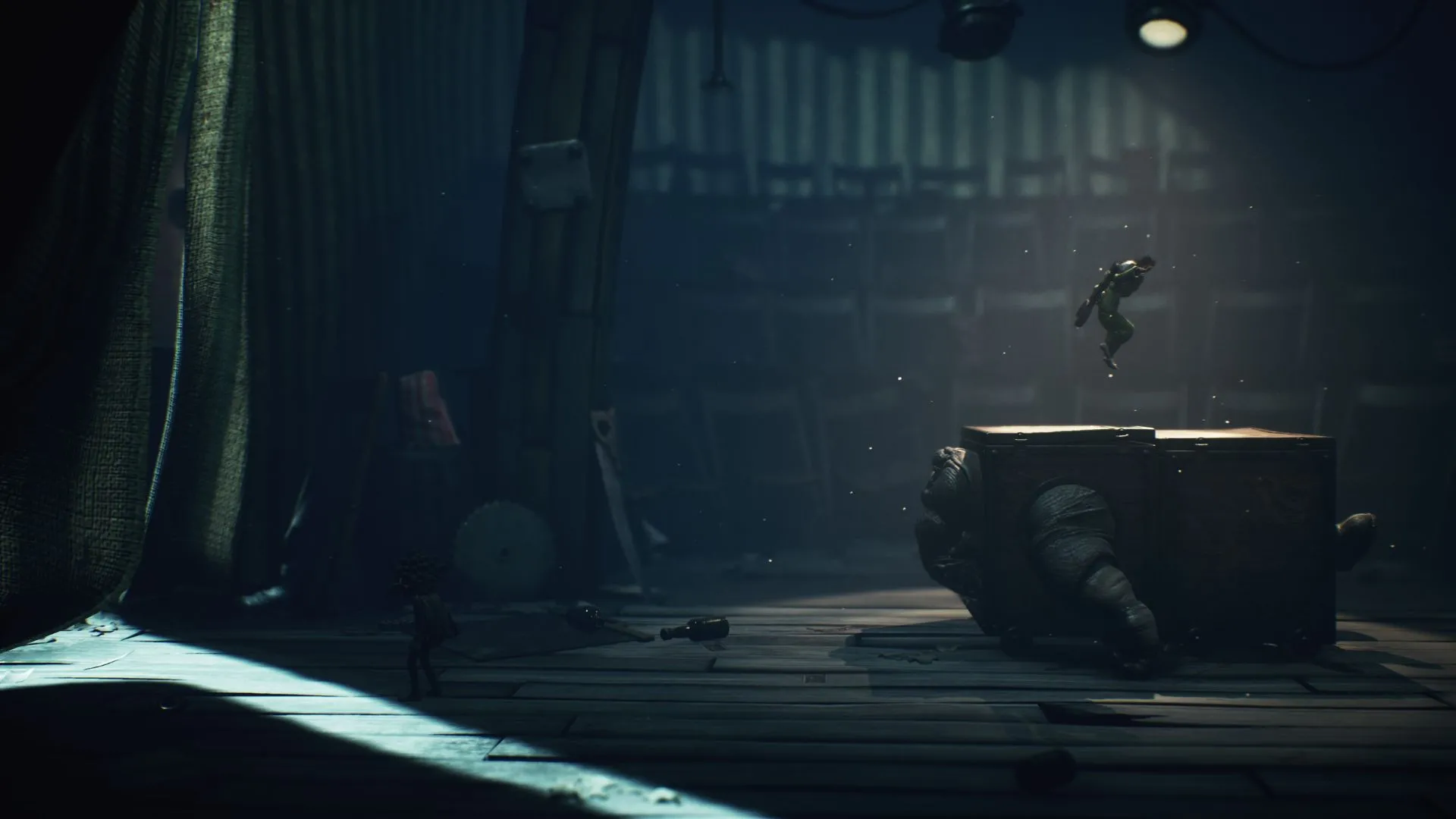 Low bắn cung và Alone dùng cờ lê — cơ chế vũ khí chính của game