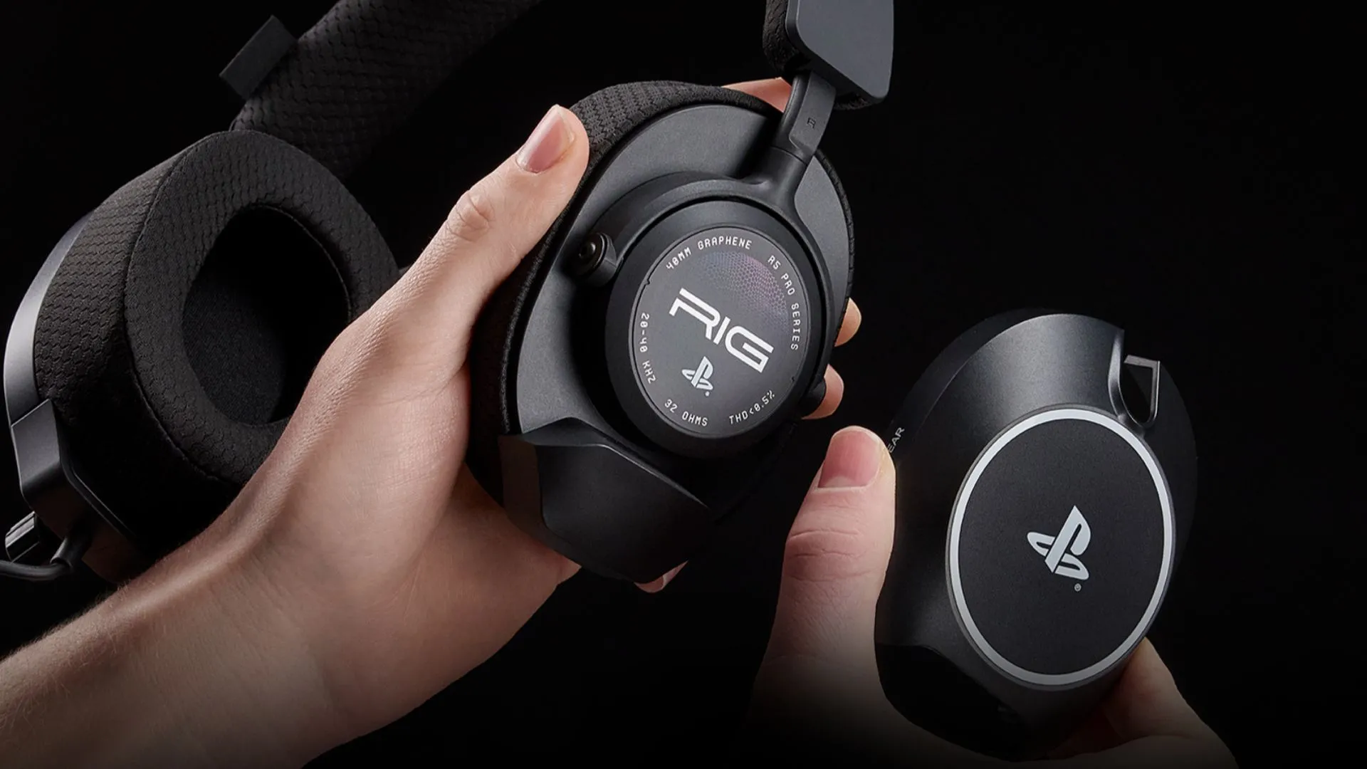 Ốp tai nam châm RIG R5 Spear Pro HS cho phép thay đổi logo PlayStation hoặc dán decal đội tuyển