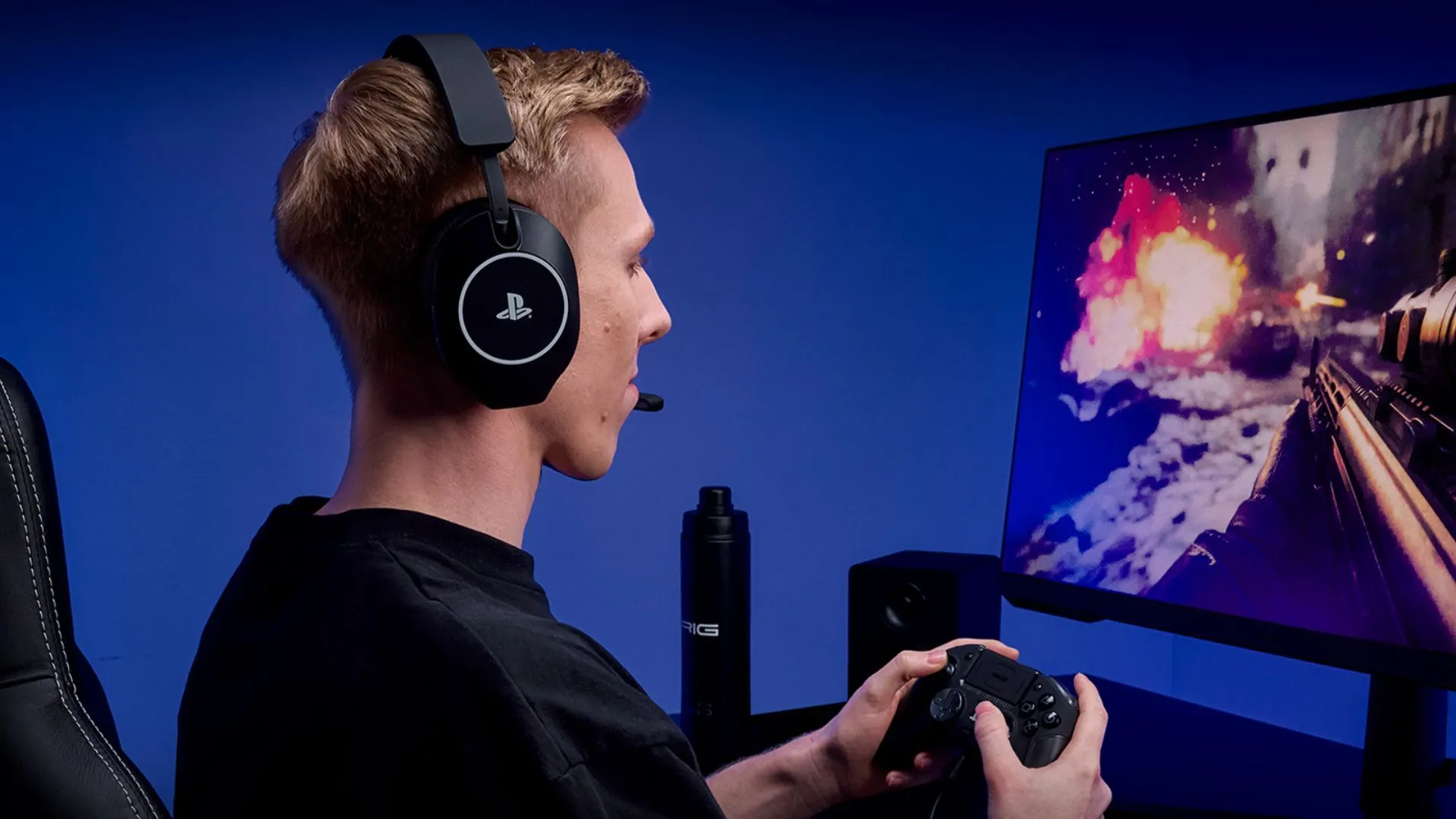 RIG R5 Spear Pro HS đặt cạnh tay cầm, minh họa trải nghiệm chơi game với tai nghe dây chất lượng cao