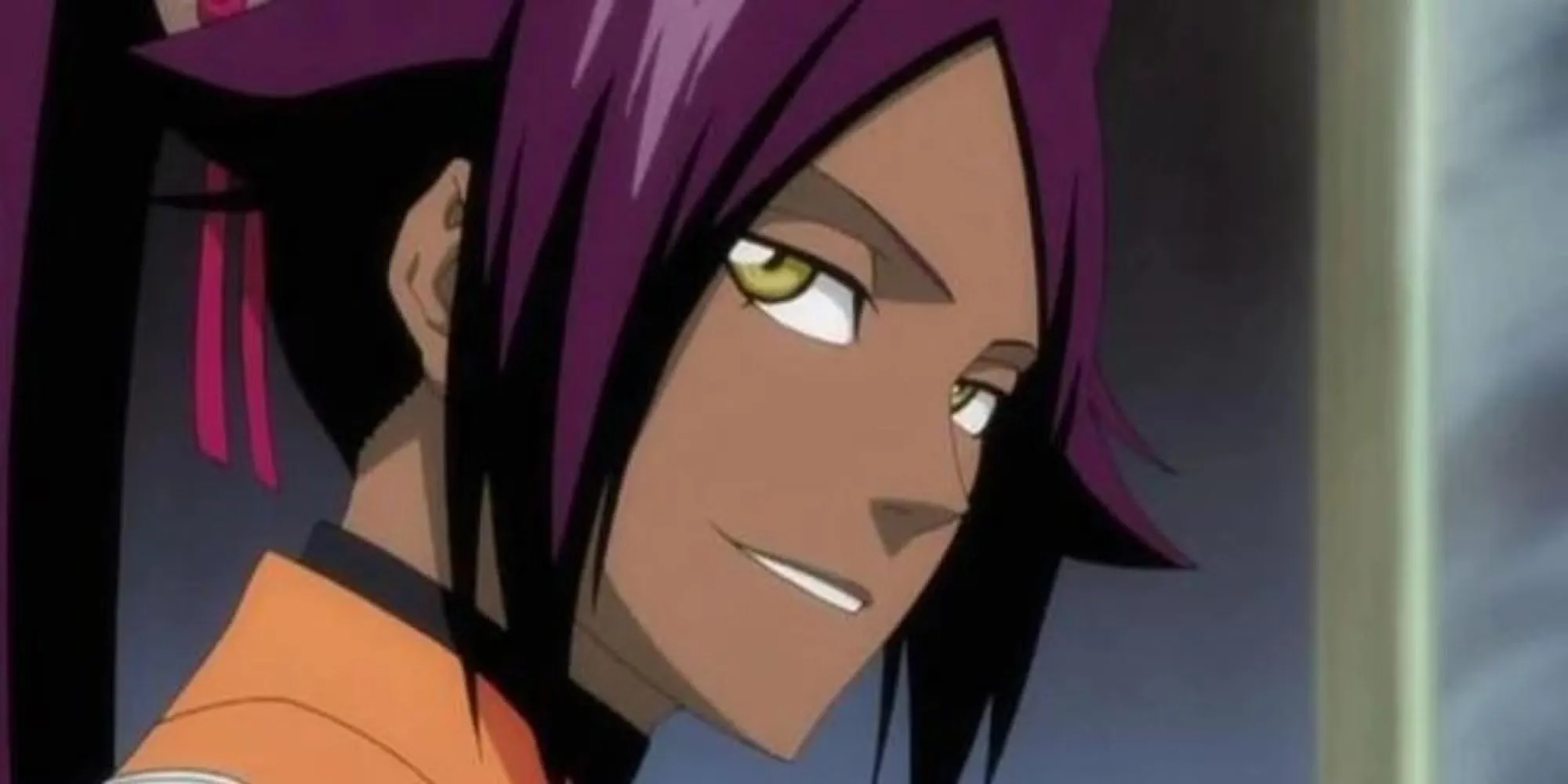 Yoruichi Shihōin mỉm cười nhưng xa cách trong Bleach